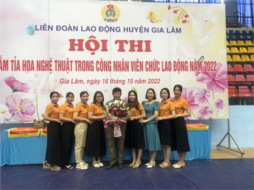 Công đoàn Trường Tiểu học Kiêu Kỵ tham gia cuộc thi cắm tỉa hoa nghệ thuật.
